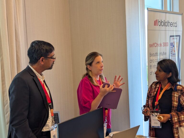 Equipo Bibliotheca presentando Hublet en el stand de Bibliotheca y ECCA durante ACURIL 2025.