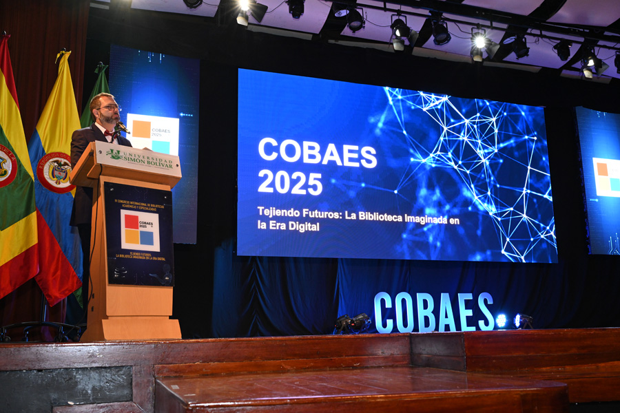 Conferencista durante la apertura del evento COBAES 2025 con el tema “Tejiendo Futuros: La Biblioteca Imaginada en la Era Digital”.
