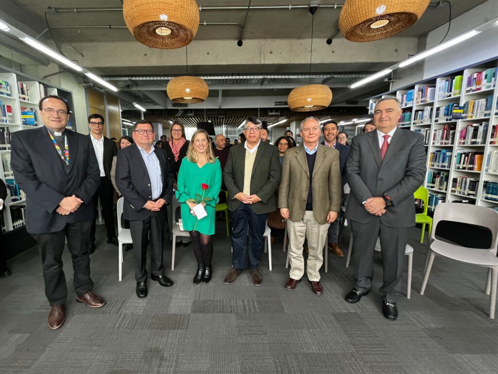 Autoridades de DUOC UC, Bibliotheca y Digital G+ durante el evento de lanzamiento de cloudCheck Mobile en la sede Antonio Varas, Chile.