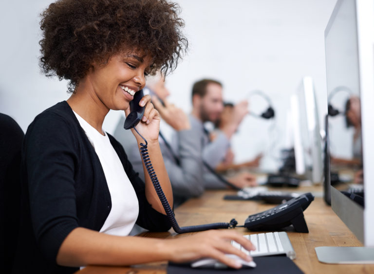 콜센터에서 전화 중인 여성