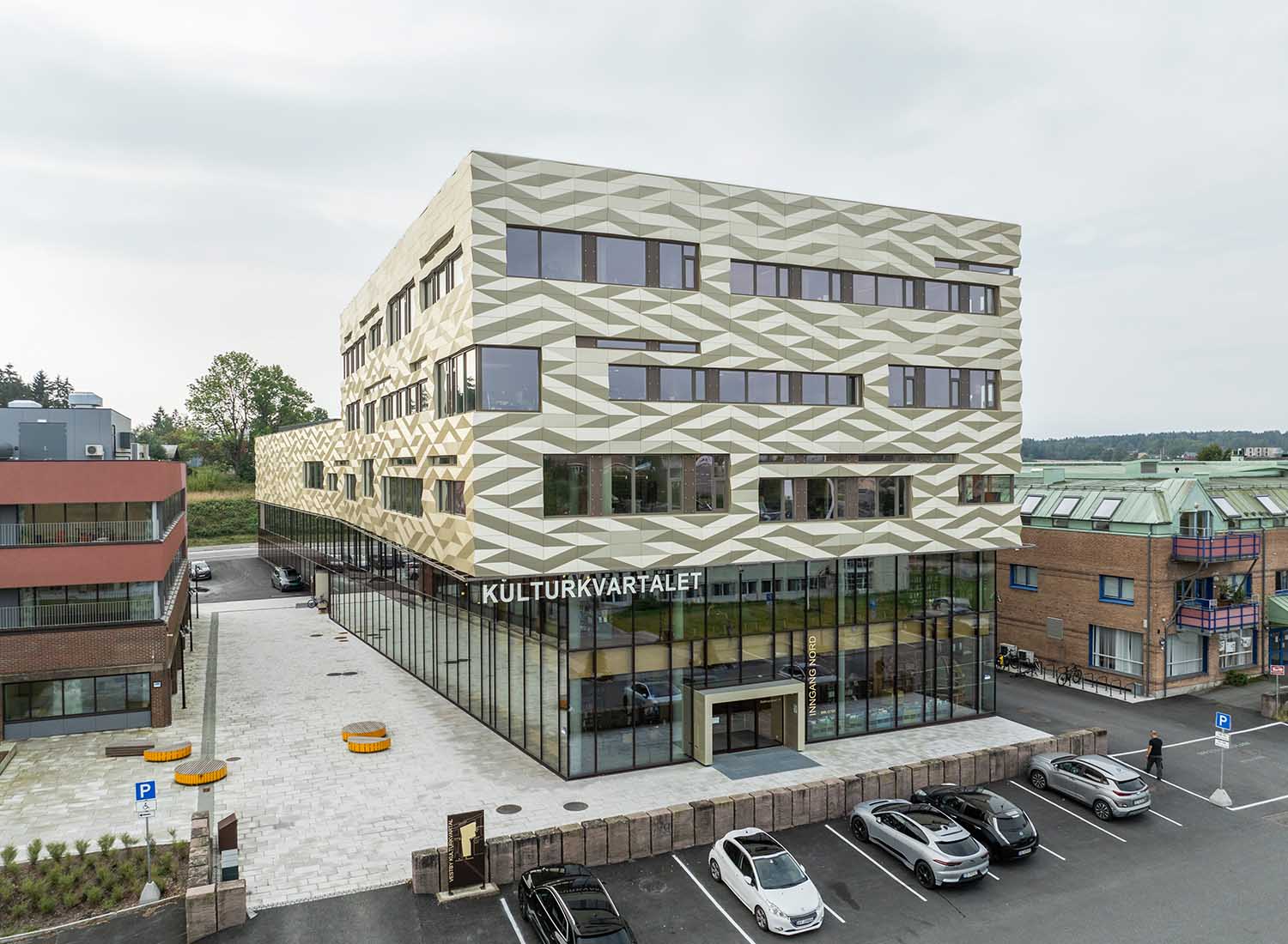 Vestby bibliotek og kulturhus udefra hele bygningen