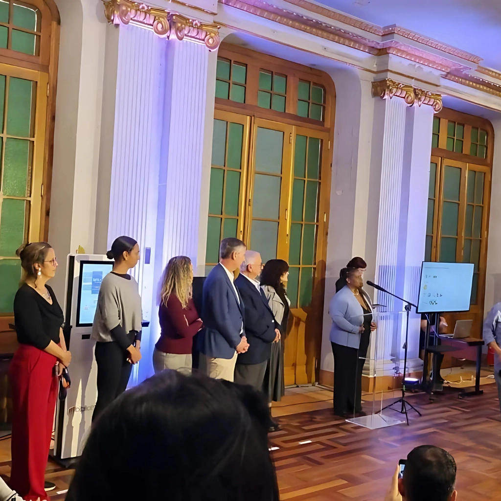 Autoridades e representantes da comunidade durante cerimônia de adoção do quiosque selfCheck 600eco na Biblioteca Pública Estadual do RS