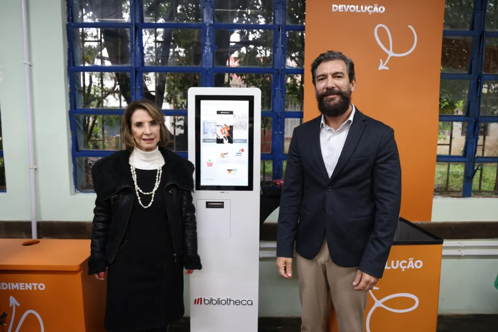 Secretária de Educação do RS ao lado do executivo da Bibliotheca João Ramos durante a reinauguração da biblioteca escolar com o biblioFlex, em Porto Alegre.